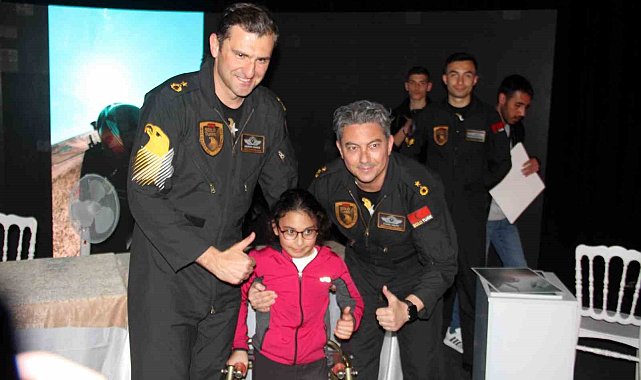 Kayseri'de SOLOTÜRK pilotlarına yoğun ilgi