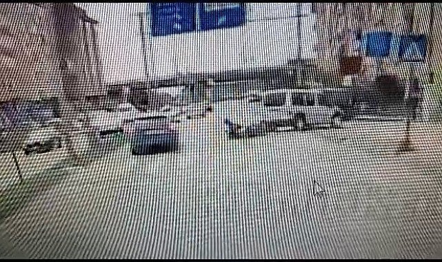 Kdz. Ereğli'de hatalı dönüş kaza getirdi, o anlar kameraya yansıdı