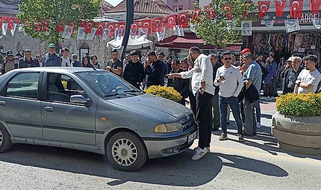 Kendisine yol vermeyen otomobilin önünden dakikalarca çekilmedi
