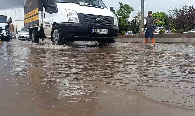 Kırıkkale'de aniden bastıran yağışta caddeler göle döndü