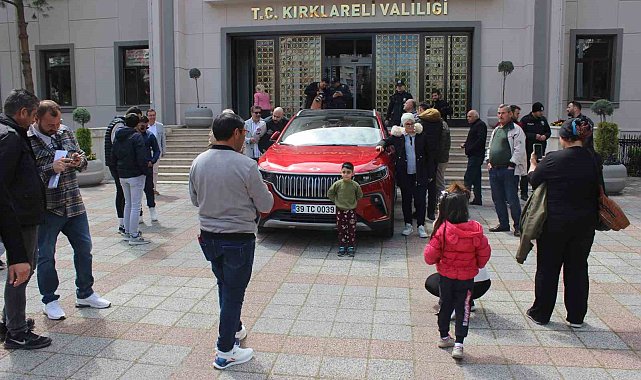 Kırklareli'de Togg'a yoğun ilgi: Vatandaşlar fotoğraf çekme yarışına girdi