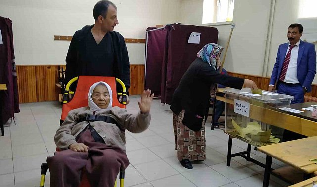 Konya'da oy kullanmaya ambulansla geldi
