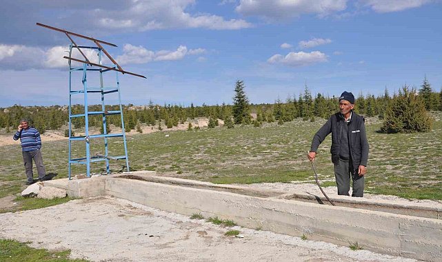 Köylülerin imece usulü aldığı güneş enerjisi paneli ve su motorunu çaldılar