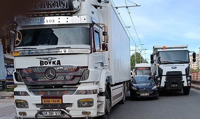 Malatya'da ilginç kaza: Seyir halindeki iki aracın arasına sıkışan otomobil trafiği felç etti
