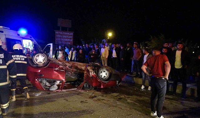 Meraklı kalabalık takla atan aracı el birliğiyle çekiciye yükledi