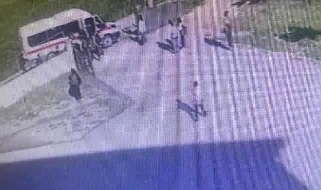 Öğrencilerin servisine binen yaşlı adam minibüsün altında can verdi