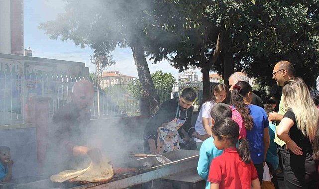 Okul bahçesinden kebap dumanları yükseldi