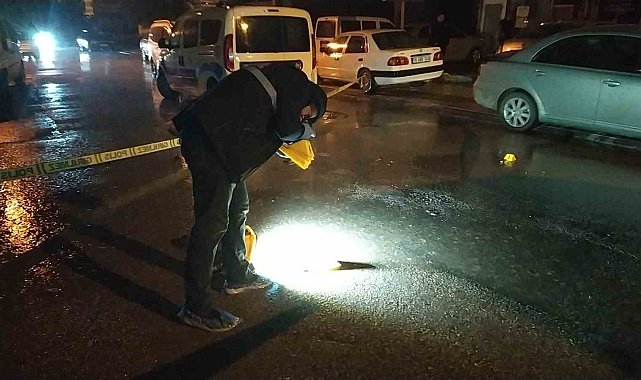 Otomobil ile geldikleri iş yerini kurşuna tuttular