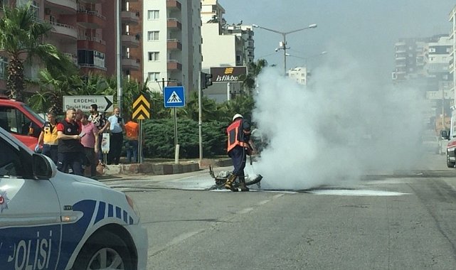 Otomobile çarpan motosiklet alev alev yandı