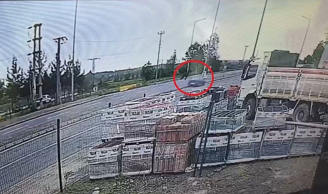 Otomobilin çarptığı yaya havada takla attı