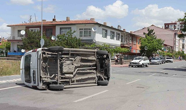 Otomobille çarpışan ticari araç yan yattı: 2 yaralı