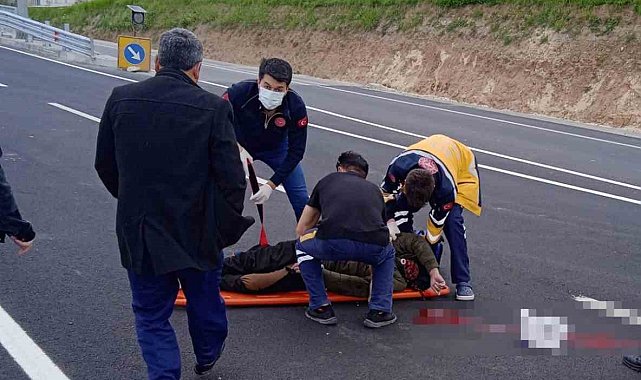 Otoyolun karşısına geçmeye çalışan yayaya otomobil çarptı: 1 ağır yaralı