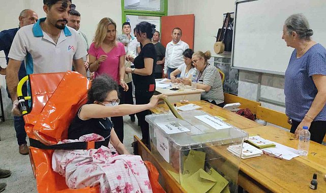 Oy kullanmaya ambulansla geldi
