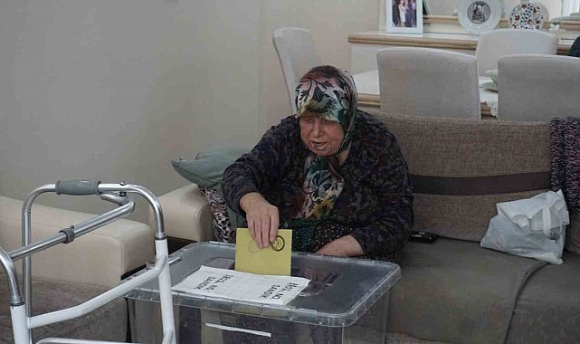 Oy kullanmaya gidemeyen seçmene 'seyyar sandık' gitti