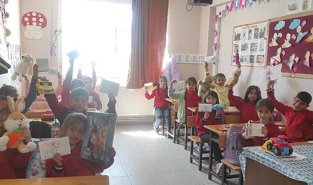 Oyuncak, kitap ve alışveriş malzemelerinden oluşan kolileri depremzede arkadaşlarına gönderdiler