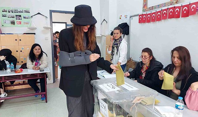 Oyuncu Dilan Çiçek Deniz oyunu kullandı
