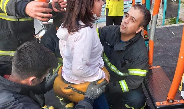 Parktaki salıncağa sıkışan çocuğu itfaiye kurtardı