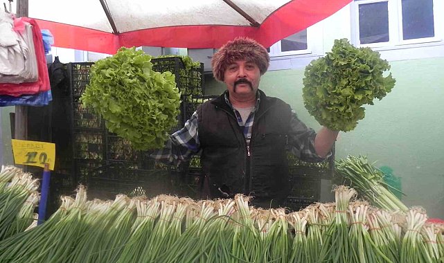 Perşembe pazarında ucuz satılan yeşilliğe bile rağbet yok
