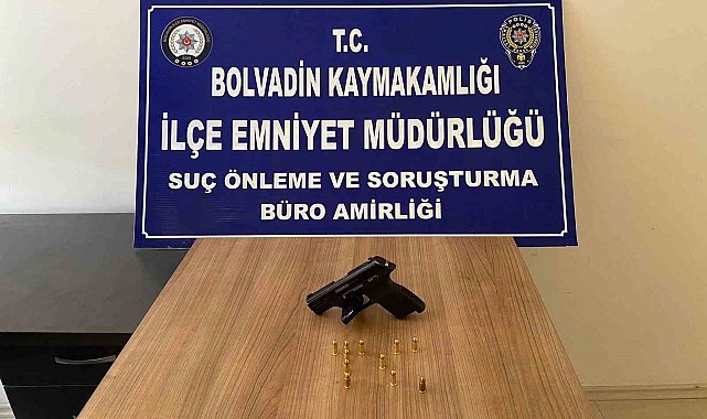 Polis yaptığı aramada ruhsatsız tabanca ele geçirdi