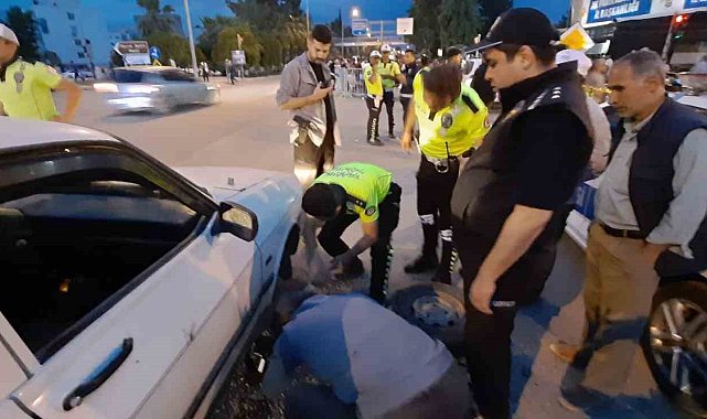 Polisler önce durdurdu, sonra patlayan lastiği değişti
