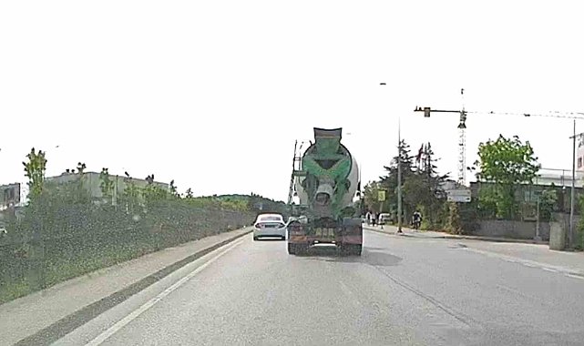 Sancaktepe'de beton mikserinin tehlikeli yolculuğu kamerada
