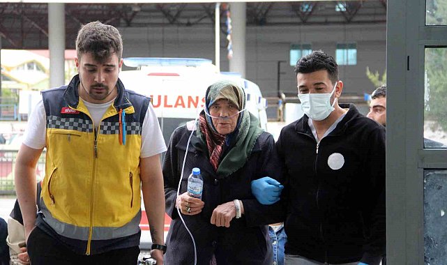 Sandığa gitmekte zorlanan hastaların yardımına sağlık ekipleri yetişti