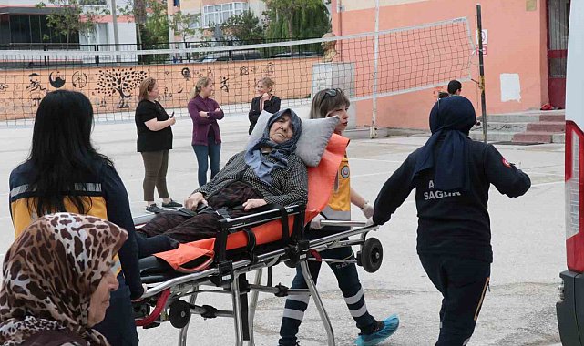 Sandığa sedye ile taşındı