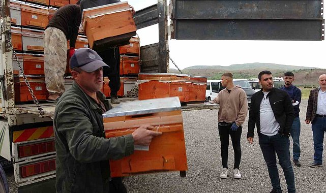 Siirt'te 11 milyon 221 bin değerinde 5 bin 900 arılı kovan dağıtımı yapıldı