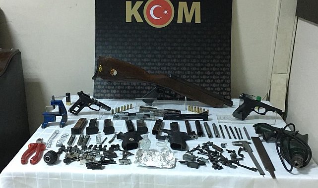 Silah satıcısı İzmir polisi tarafından yakalandı