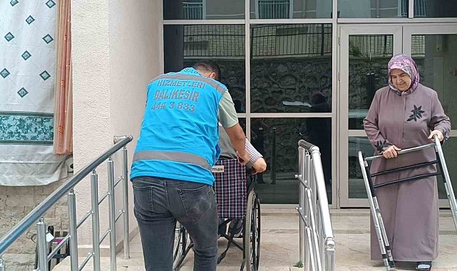 Sındırgı'da engelli vatandaşlar ekiplerin yardımıyla oylarını kullandılar