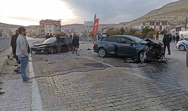 Sivas'ta otomobiller kafa kafaya çarpıştı, sürücülerin burnu bile kanamadı