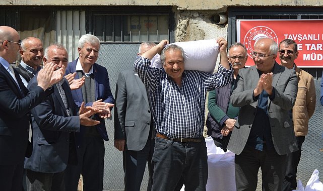 Tavşanlı çiftçisine "leblebilik" nohut tohumu desteği