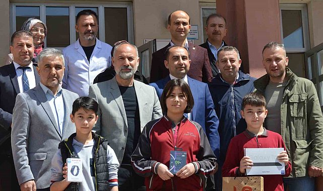 Tavşanlı'da "Yetim" konulu kompozisyon yarışmasında dereceye giren öğrenciler ödüllendirildi