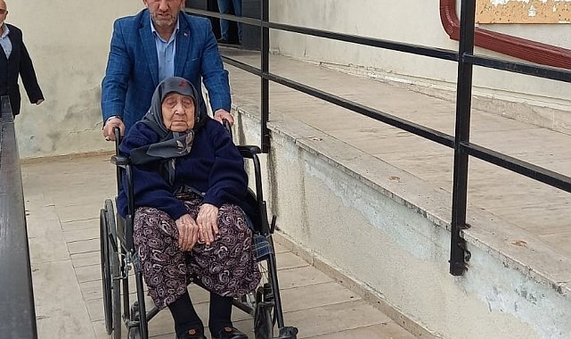 Tekirdağ'da 107 yaşındaki "asırlık çınar" sandık başına gitti