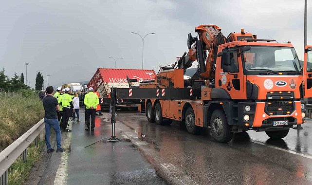TEM'de tır makaslayınca trafik durdu, araçlar kontak kapattı