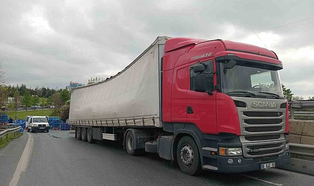 Tır'ın dorse kapağı açıldı onlarca su damacanadaki yola döküldü