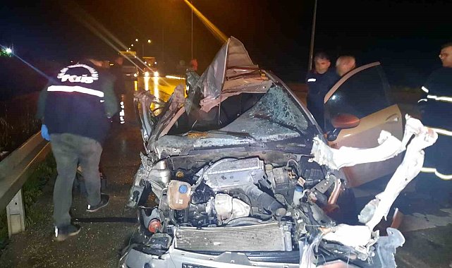 Tıra arkadan çarpan otomobilin sürücüsü yaralı arkadaşlarını bırakıp kaçtı