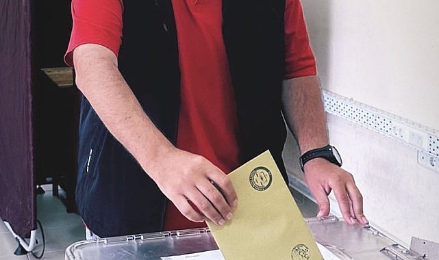 Ünlü komedyen Ata Demirer, Cumhurbaşkanlığı seçimi için Bozcaada'da oyunu kullandı