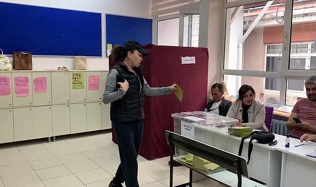 Ünlü oyuncu Demet Akbağ oyunu kullandı