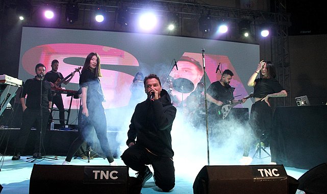 Ünlü şarkıcı Sinan Akçıl Kula'da konser verdi