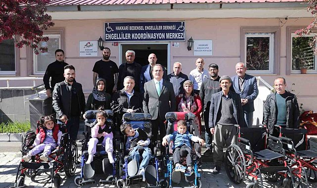 Vali Akbıyık engellilere sandalye dağıttı