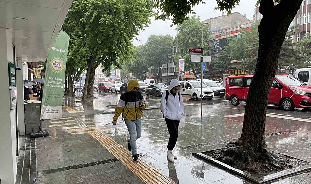 Yağmura hazırlıksız yakalanan vatandaşlar ıslanmaktan kaçamadı