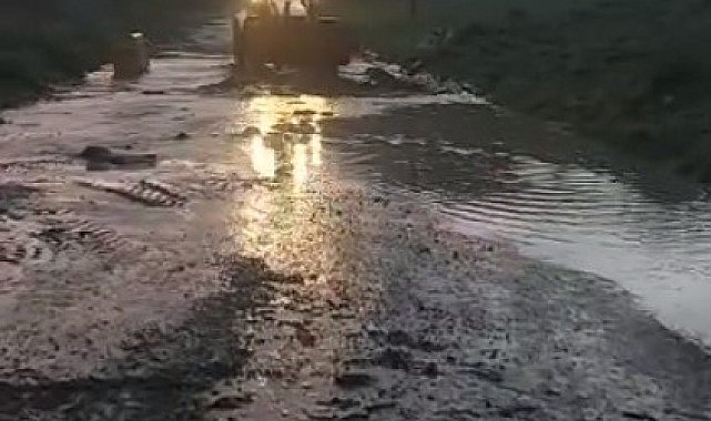 Yağmurdan dolayı kapanan yollarda belediye ekipleri uzun mesai harcadı