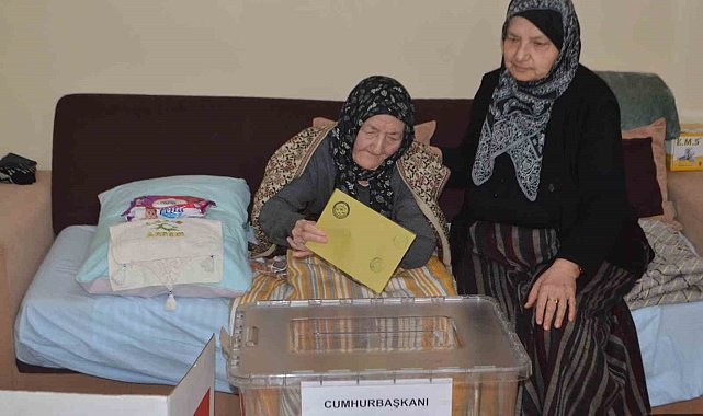 Yaşlı ve yatalak hastalar ile engelli vatandaşlar oylarını seyyar sandıkta kullandı