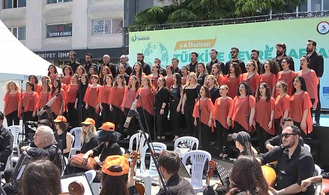 135 müzik öğretmeninden meydanda unutulmaz konser