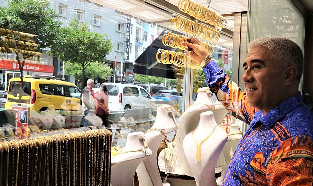 40 yıl önce köydeki markette kurduğu hayalini şehirde gerçekleştirmenin gururunu taşıyor