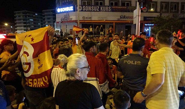 Adana'daki taraftarlar Galatasaray şampiyonluk sevincini yaşadı
