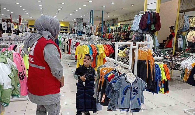 Ağrı'da bayramlık kıyafetler Kızılay'dan
