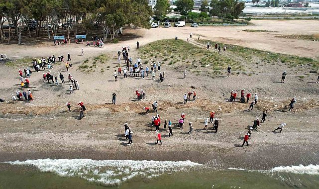 Akdeniz'de caretta carettaların yuvalandığı alanlar temizlendi