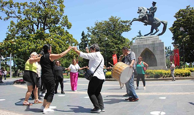 Almanya'dan gelen gurbetçiler davul-zurna eşliğinde eğlendiler